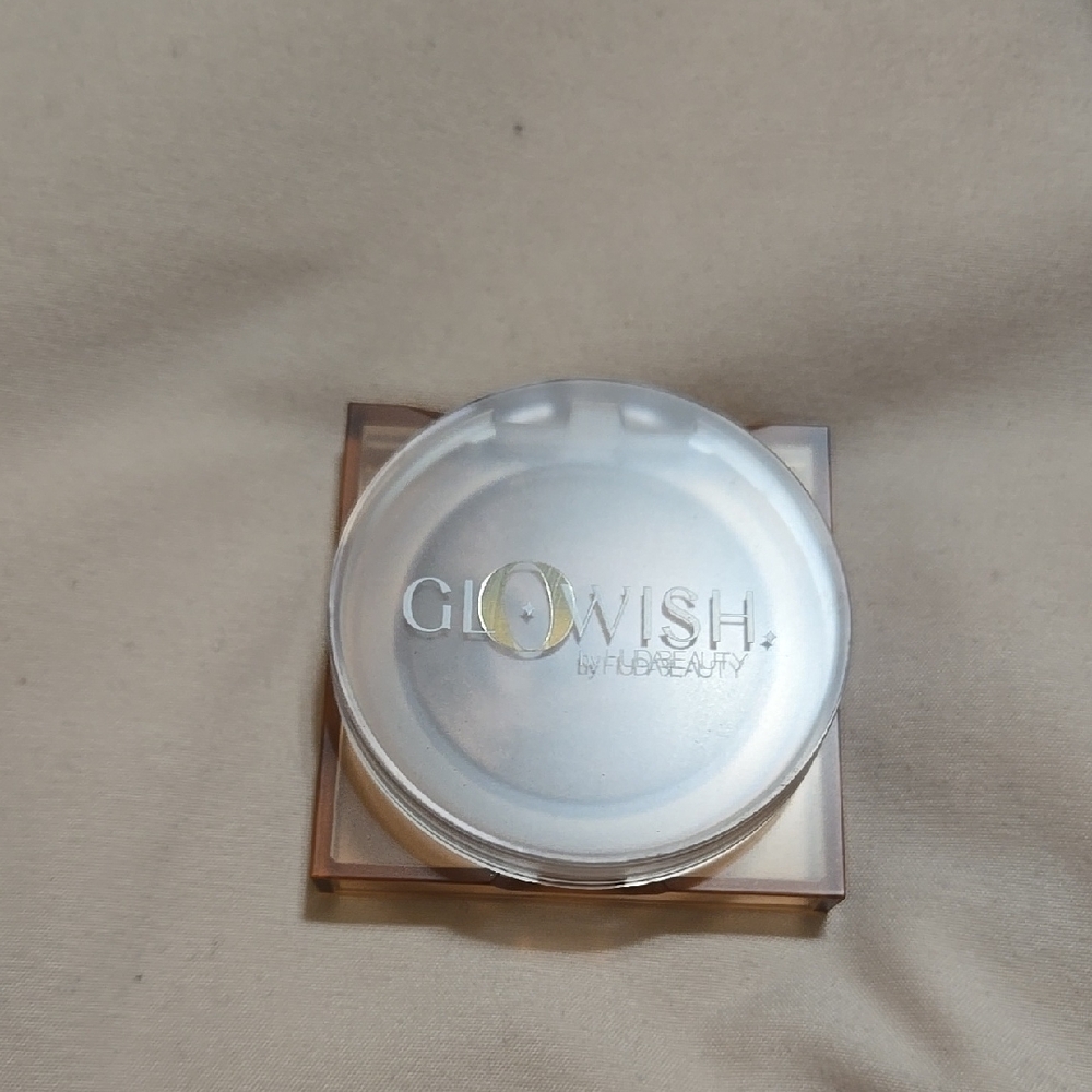 GloWish by Huda Beauty  Compact